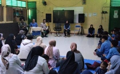 BHABINKAMTIBMAS JATISAMPURNA MEDIASI KASUS KENAKALAN REMAJA CEGAH TAWURAN PELAJAR DI SMPN 28