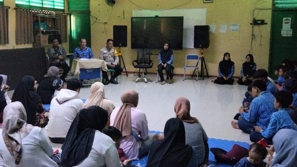 BHABINKAMTIBMAS JATISAMPURNA MEDIASI KASUS KENAKALAN REMAJA CEGAH TAWURAN PELAJAR DI SMPN 28