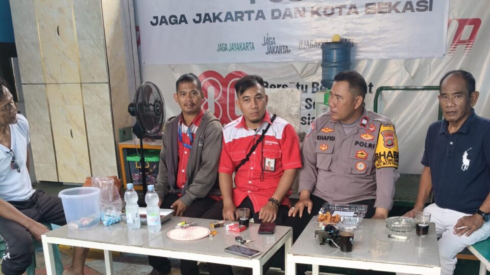 Bhabinkamtibmas Cimuning Kunjungi Pos Jaga Jakarta dan Sampaikan Imbauan Kamtibmas