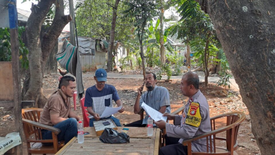 Polsek Jatiasih Sosialisasikan Maklumat Kapolres kepada Warga Jatimekar