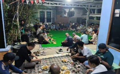 SINERGITAS TNI-POLRI, BHABINKAMTIBMAS BERSAMA BABINSA KELURAHAN JATILUHUR HADIRI UNDANGAN WARGA
