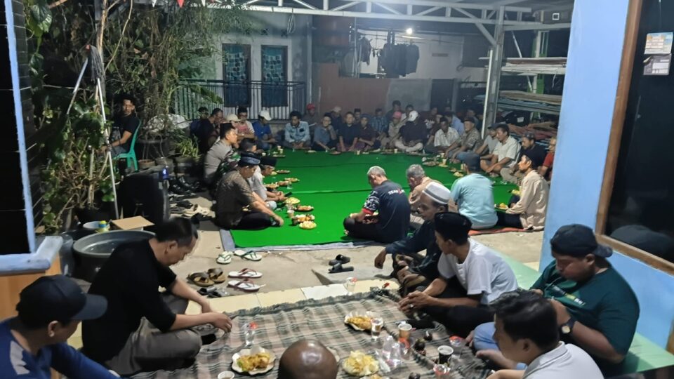 SINERGITAS TNI-POLRI, BHABINKAMTIBMAS BERSAMA BABINSA KELURAHAN JATILUHUR HADIRI UNDANGAN WARGA