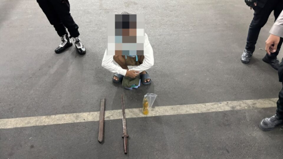 Brimob Polda Metro Jaya Amankan Remaja Diduga Bawa Cairan Keras Saat Patroli Tawuran di Jaktim