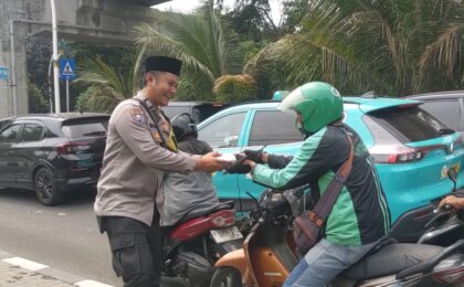 Jumat Peduli, Polsek Kelapa Gading Berbagi dengan Ojol dan Warga