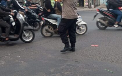 Bhabinkamtibmas Medansatria Gatur Lalin di Pertigaan Alexindo