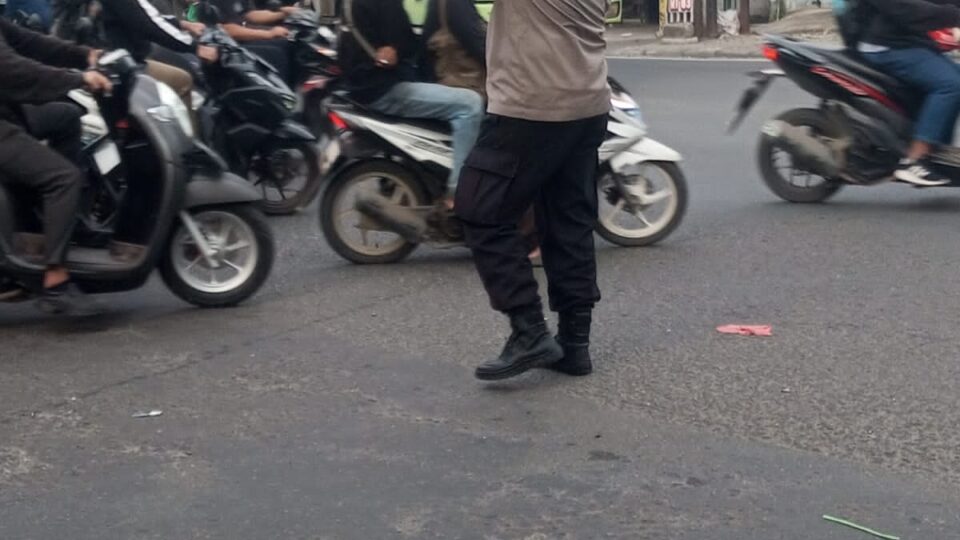 Bhabinkamtibmas Medansatria Gatur Lalin di Pertigaan Alexindo