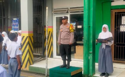 Bhabinkamtibmas Menjadi Inspektur Upacara dan Sampaikan Imbauan Kedisiplinan di SMK Pembangunan Nasional