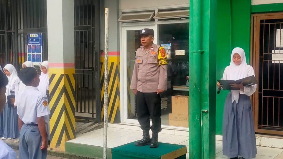 Bhabinkamtibmas Menjadi Inspektur Upacara dan Sampaikan Imbauan Kedisiplinan di SMK Pembangunan Nasional