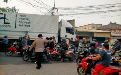 Bhabinkamtibmas Laksanakan Pengaturan Lalu Lintas Antisipasi Kemacetan di Medan Satria