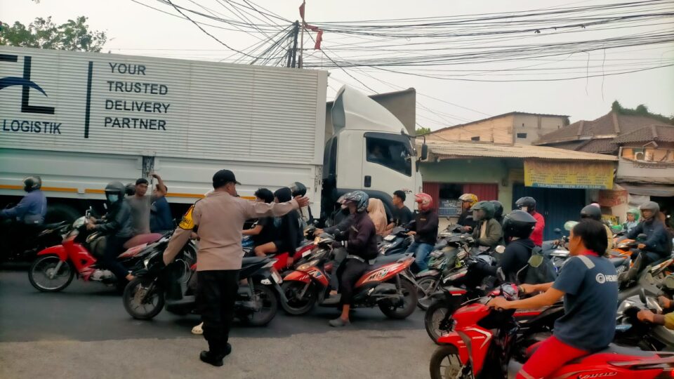 Bhabinkamtibmas Laksanakan Pengaturan Lalu Lintas Antisipasi Kemacetan di Medan Satria