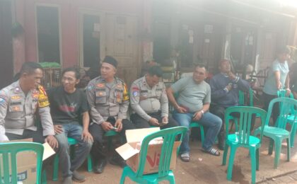 Bhabinkamtibmas Bersama Anggota Polsek Jatisampurna Melayat ke Rumah Duka sebagai Bentuk Kepedulian terhadap Masyarakat