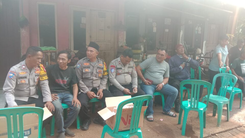 Bhabinkamtibmas Bersama Anggota Polsek Jatisampurna Melayat ke Rumah Duka sebagai Bentuk Kepedulian terhadap Masyarakat