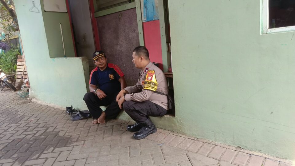 Bhabinkamtibmas Sambang Warga dan Sampaikan Imbauan Kamtibmas di Sumurbatu