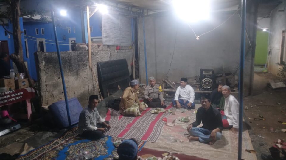 Bhabinkamtibmas Bojong Menteng Hadiri Tahlil di Rumah Ketua RT