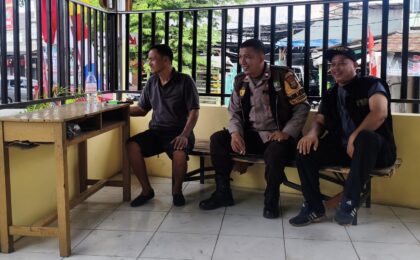 Bhabinkamtibmas Jatibening Baru Sambang Tokoh Masyarakat di Pos 3 Pilar