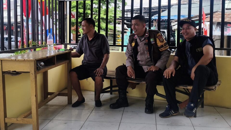 Bhabinkamtibmas Jatibening Baru Sambang Tokoh Masyarakat di Pos 3 Pilar
