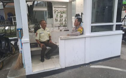 Bhabinkamtibmas Jatibening Patroli Bareng Security Bening Indah