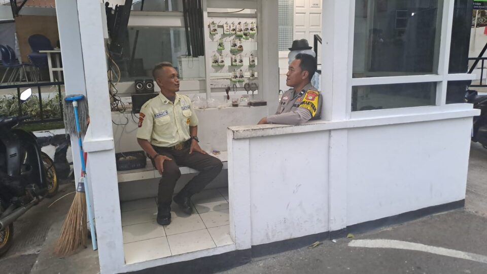 Bhabinkamtibmas Jatibening Patroli Bareng Security Bening Indah