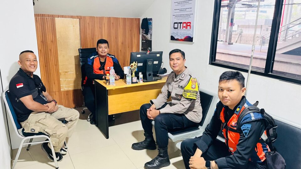 Bhabinkamtibmas Monitoring Kewilayahan di Stasiun KA Bekasi