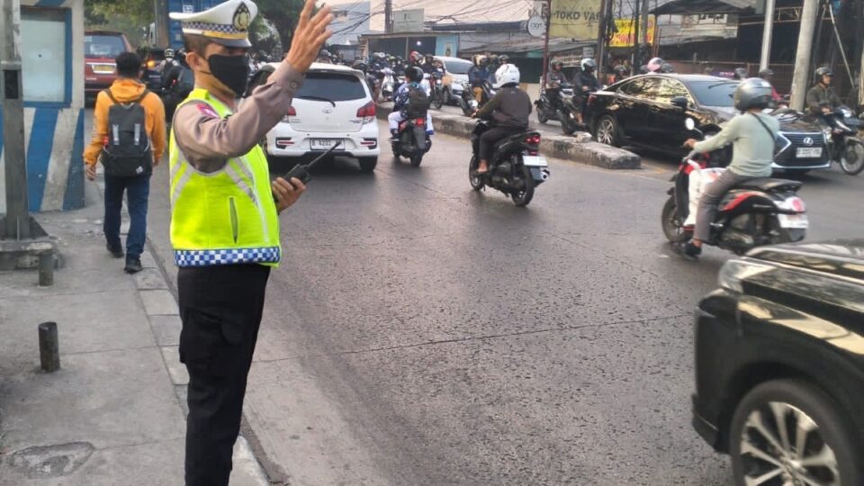Jaga Jakarta On The Spot ; Polsek Bekasi Barat Intensifkan Pengaturan Lalu Lintas Pagi, Bantu Warga Beraktivitas