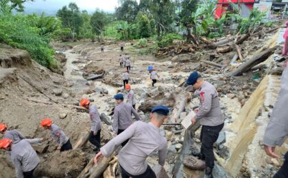 SAAT GALODO MENERJANG SOLOK, POLRI HADIR MELAYANI: SAR DIKERAHKAN, MAPOLRES JADI TEMPAT PENGUNGSIAN