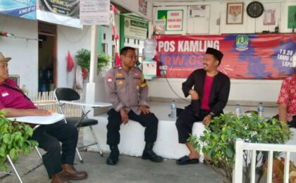 Sambang Siang Hari, Bhabinkamtibmas Jatiasih Pantau Pos Security Kampung Kebantenan