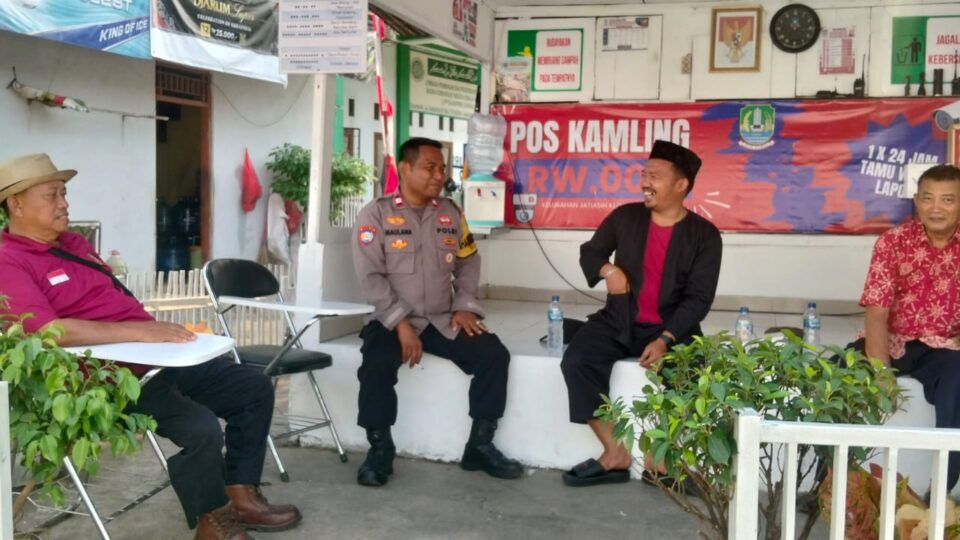 Sambang Siang Hari, Bhabinkamtibmas Jatiasih Pantau Pos Security Kampung Kebantenan