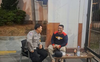 Sambangi Pos Keamanan Perum Titian Asri, Bhabinkamtibmas Harapan Mulya Tekankan Pencegahan Tawuran