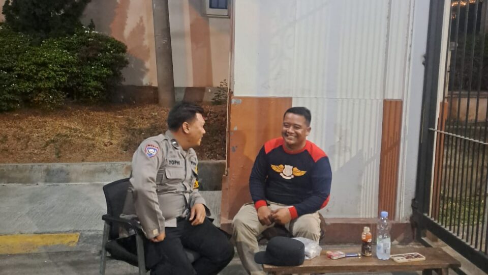 Sambangi Pos Keamanan Perum Titian Asri, Bhabinkamtibmas Harapan Mulya Tekankan Pencegahan Tawuran