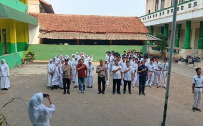 Bhabinkamtibmas Jatikramat Jadi Pembina Upacara di SMK Bina Insan Kamil dan Sosialisasi Maklumat Kapolres