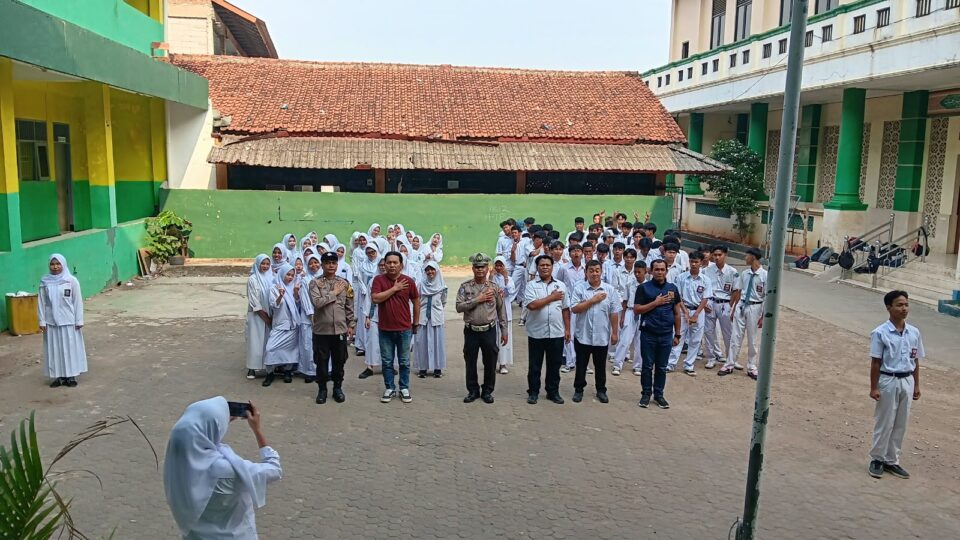 Bhabinkamtibmas Jatikramat Jadi Pembina Upacara di SMK Bina Insan Kamil dan Sosialisasi Maklumat Kapolres