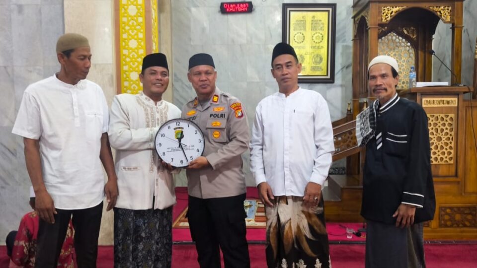Tak Sekadar Shalat Jumat, Kapolsek Pondok Gede Ajak Warga Jadi Mata dan Telinga Kamtibmas
