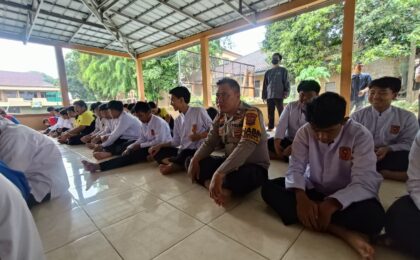 Bhabinkamtibmas Dampingi Pelajar SMK Teratai Putih Global 4 Bekasi Sholat Jumat di Masjid Darul Ulum
