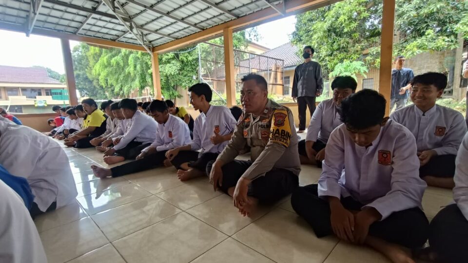 Bhabinkamtibmas Dampingi Pelajar SMK Teratai Putih Global 4 Bekasi Sholat Jumat di Masjid Darul Ulum