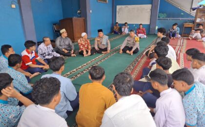 Wakapolsek Bantar Gebang Sholat Jumat Berjamaah Bersama Siswa SMK Sumberdaya Mustikasari