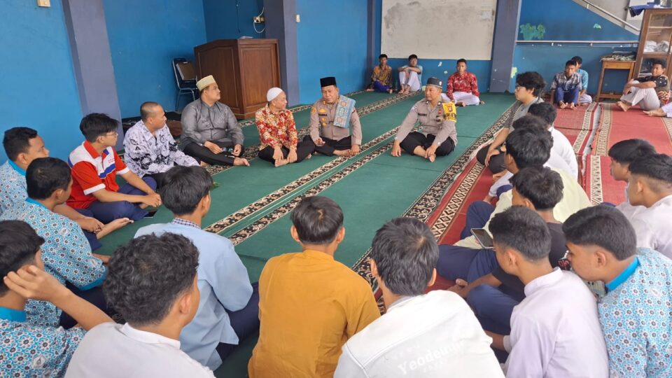 Wakapolsek Bantar Gebang Sholat Jumat Berjamaah Bersama Siswa SMK Sumberdaya Mustikasari