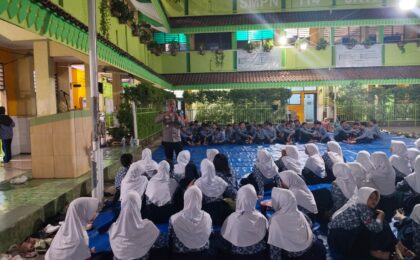 Polisi Ajak Pelajar SMPN 114 Jadi Pemimpin yang Peduli Lingkungan