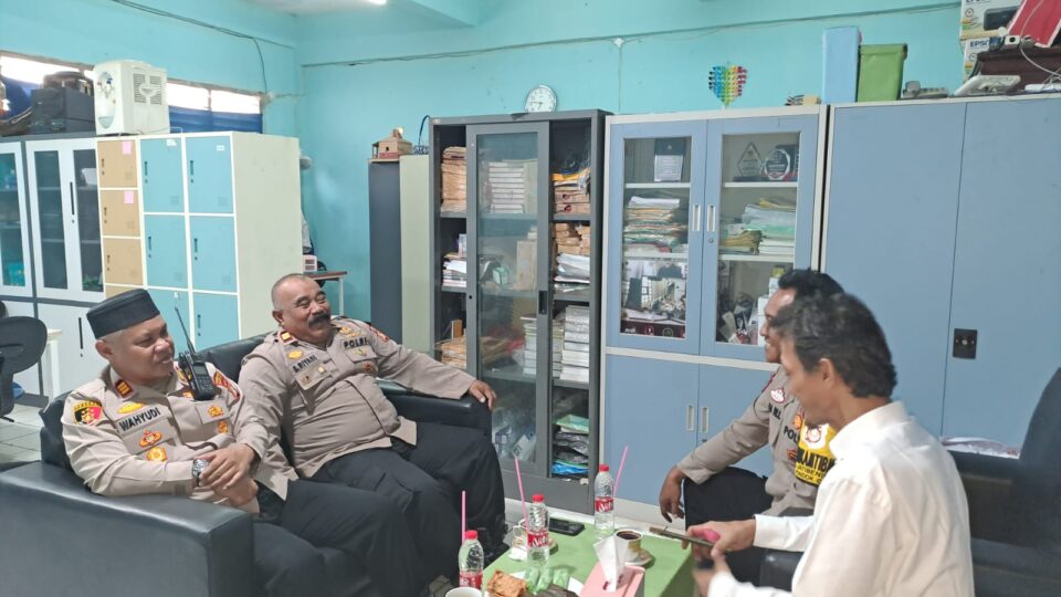 Jaga Pelajar, Kapolsek Pondok Gede Monitoring Sekolah SMK di Jatibening