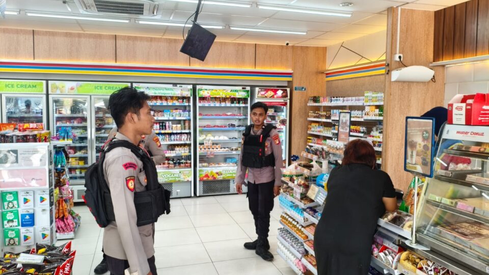 Dekatkan Diri dengan Warga, Tim Perintis Patroli Dialogis di SPBU dan Swalayan Margahayu