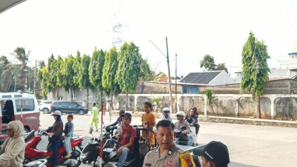 Pastikan Keamanan Fasilitas Publik, Bhabinkamtibmas Mustikasari Sambangi Pengawas SPBU