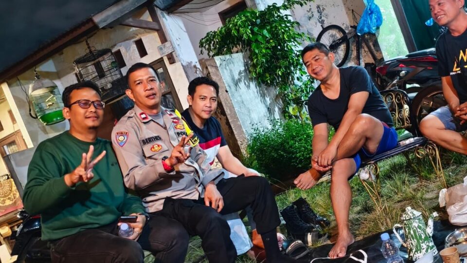 Antisipasi Kejahatan Malam, Bhabinkamtibmas Jatibening Baru Sambangi Warga Jalan H. Wahab 2