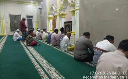 Sholat Subuh Keliling di Tanah Apit, Bhabinkamtibmas Medan Satria Imbau Cegah Kenakalan Remaja