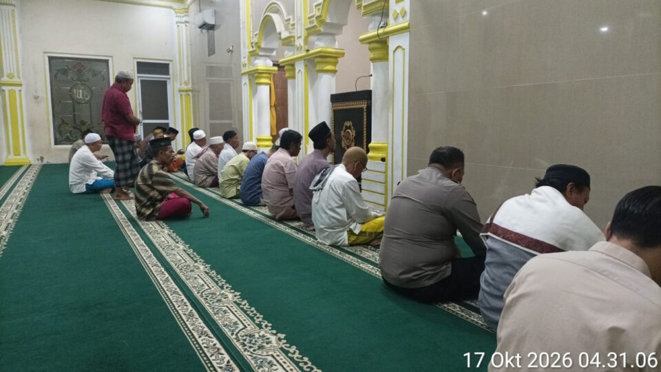 Sholat Subuh Keliling di Tanah Apit, Bhabinkamtibmas Medan Satria Imbau Cegah Kenakalan Remaja