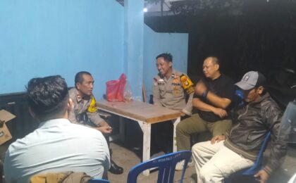 Antisipasi Aksi Tawuran dan Pencurian Kabel, Bhabinkamtibmas Jatiwarna Gelar Patroli Dini Hari