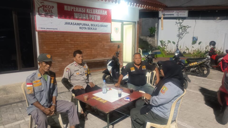 Sambangi Anggota Linmas, Bhabinkamtibmas Jakasampurna Tekankan Pencegahan C3 dan Narkoba