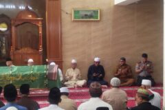 Kapolsek Pondok Gede Bertakziah ke Rumah Duka Tokoh Agama KH. Ridwan Abdulah di Jatiwaringin