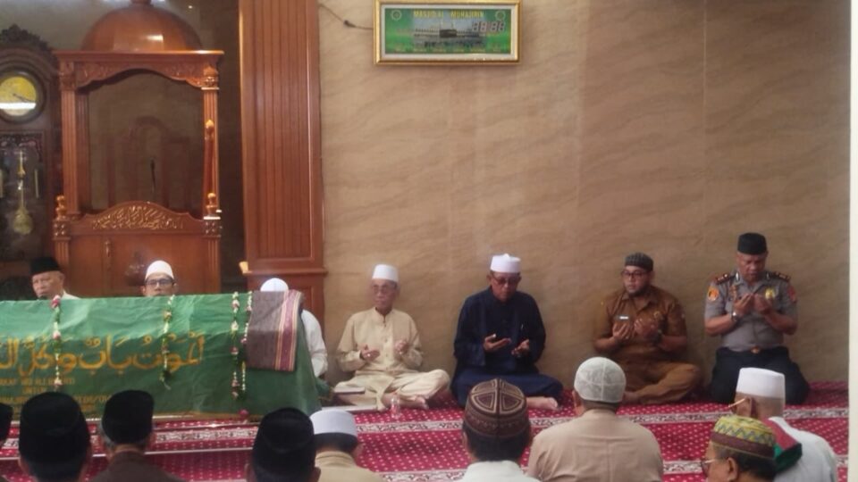 Kapolsek Pondok Gede Bertakziah ke Rumah Duka Tokoh Agama KH. Ridwan Abdulah di Jatiwaringin