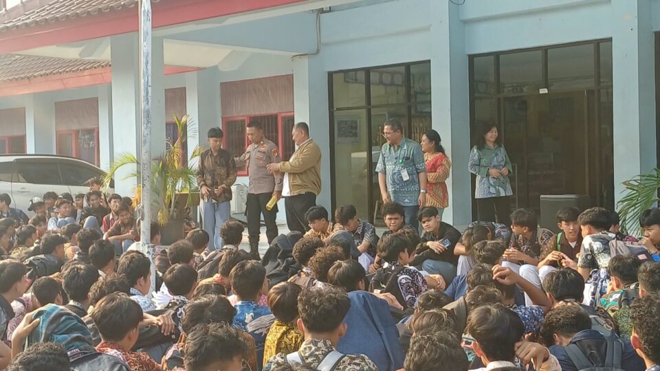 Edukasi Generasi Muda di Dunia Digital, Polsek Bekasi Barat Sosialisasi UU ITE di SMK Yadika 9