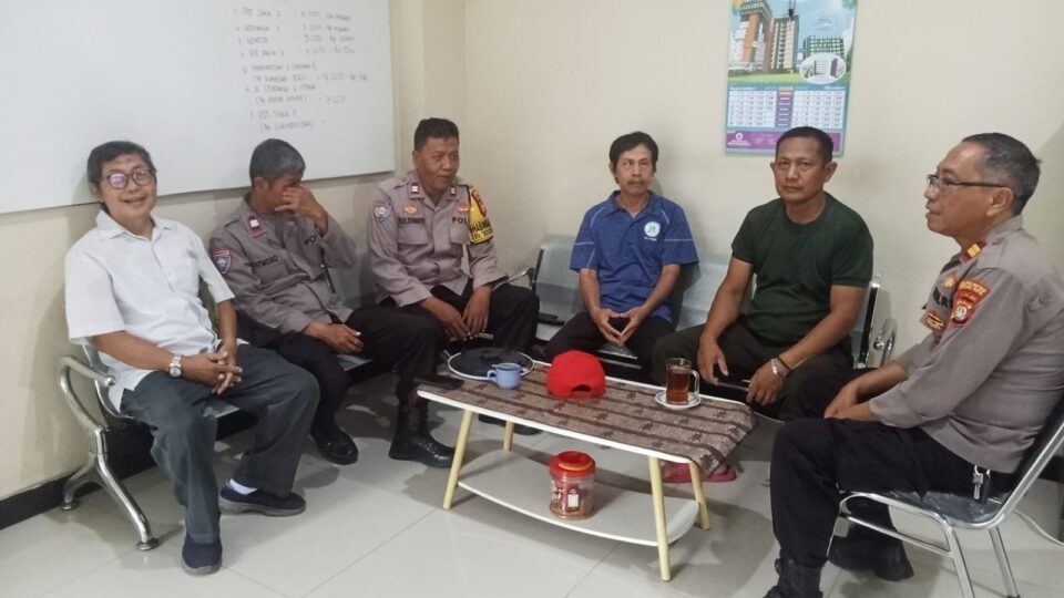Kanit Binmas Polsek Bekasi Barat Sambangi Warga, Ajak Cegah Tawuran Remaja