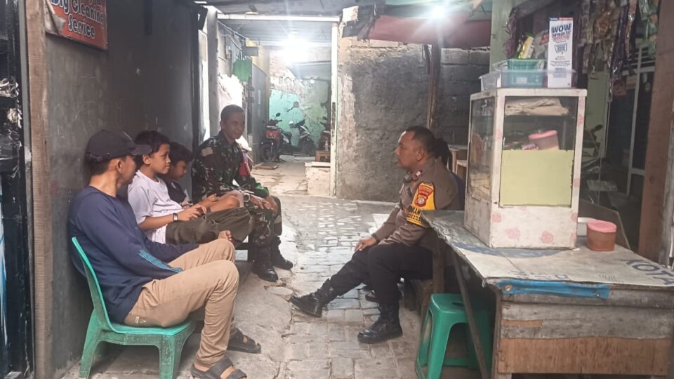 Mantapkan Sinergitas TNI-Polri, Babinsa dan Bhabinkamtibmas Patroli Bersama di Pondok Ungu